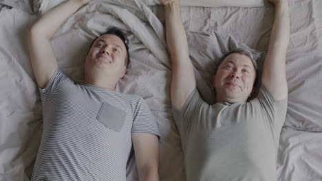 una pareja feliz relajándose en la cama.
