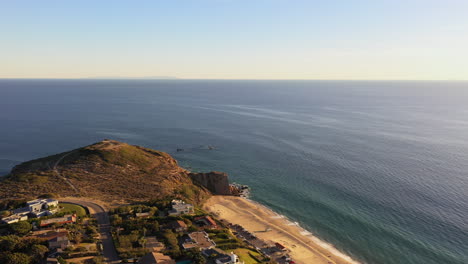 Vista-Aérea-De-La-Playa-Estatal-Point-Dume-En-Malibu,-California