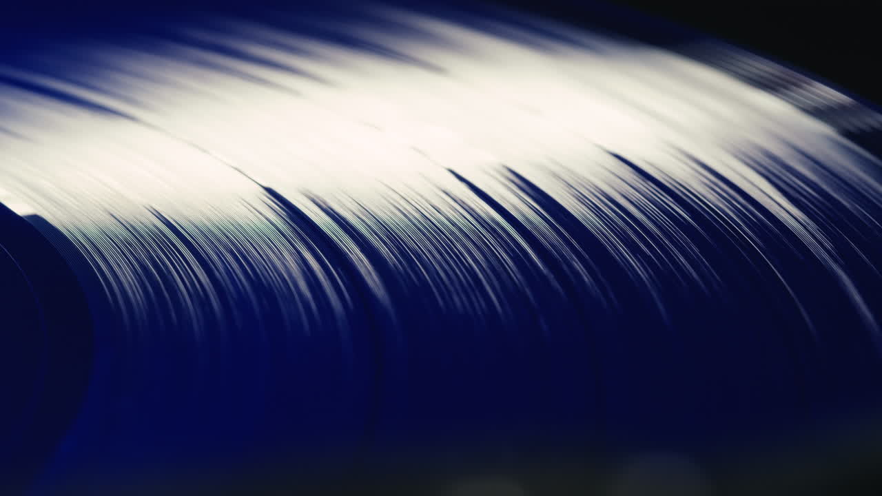 Nærbillede af en blå vinylplade, der drejer rundt