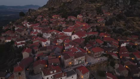 hermosa aldea rural portuguesa histórica de monsanto al atardecer en portugal