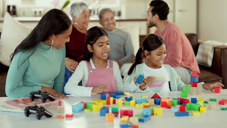 niños, mesa y bloques de construcción con la madre