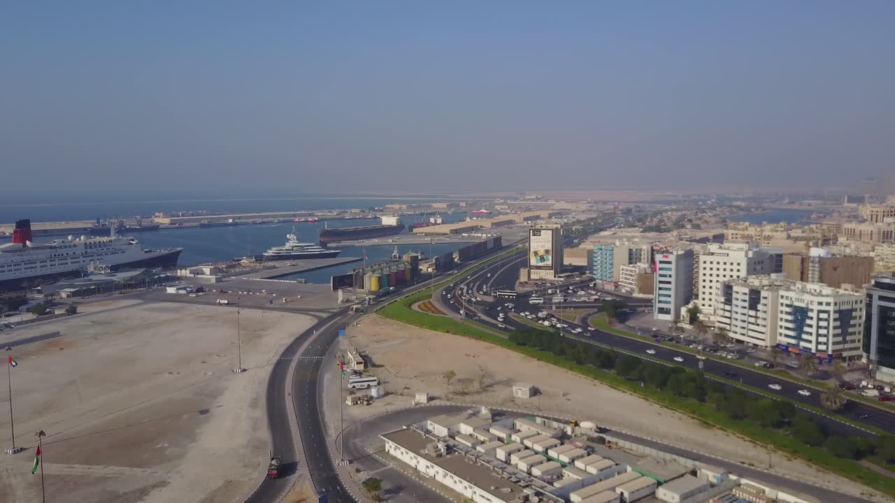 vista aérea de una ciudad costera y un puerto