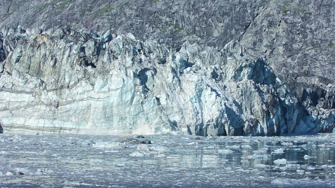 글레이셔 베이 국립 공원 알래스카 1에서 분만하는 조수 존스 홉킨스 빙하의 슬로우 모션