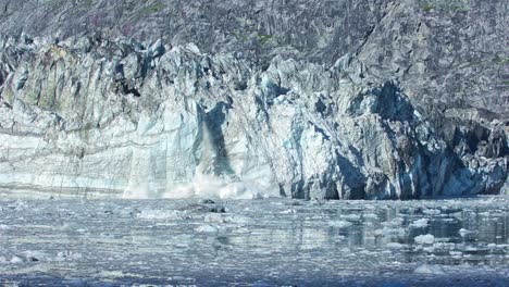 Cámara-Lenta-Del-Glaciar-Tidewater-Johns-Hopkins-Parto-En-El-Parque-Nacional-Glacier-Bay-Alaska-1