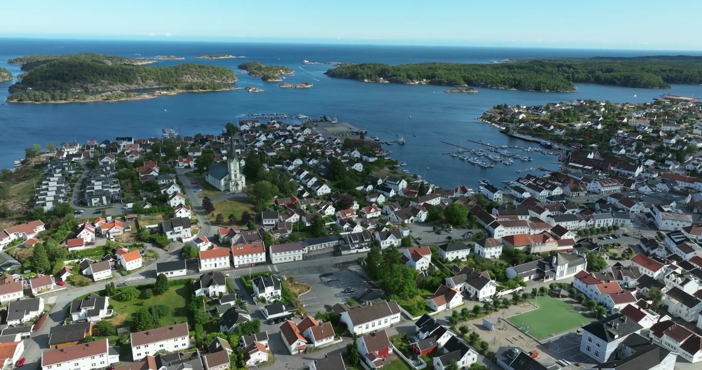 Vue aérienne de la ville côtière de Lillesand en Norvège, réalisée par drone.