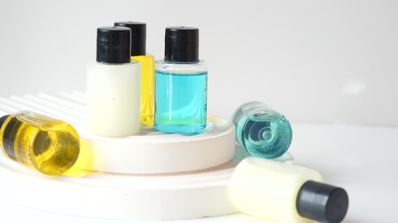 색 배경에 여행 크기의 화장품