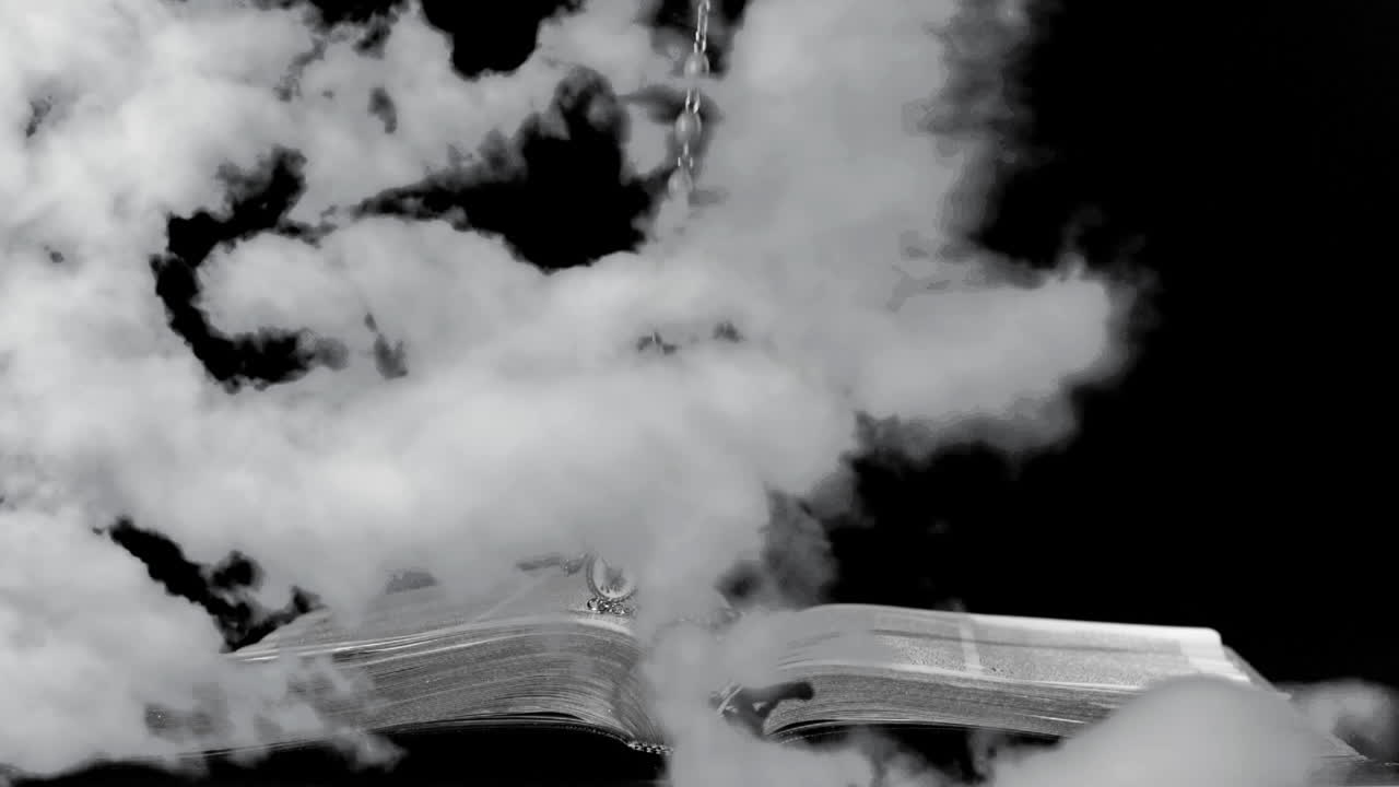 애니메이션 크리스천 로자리와 성경은 디지털 모노크롬 설정으로 부활절 신앙을 묘사합니다.