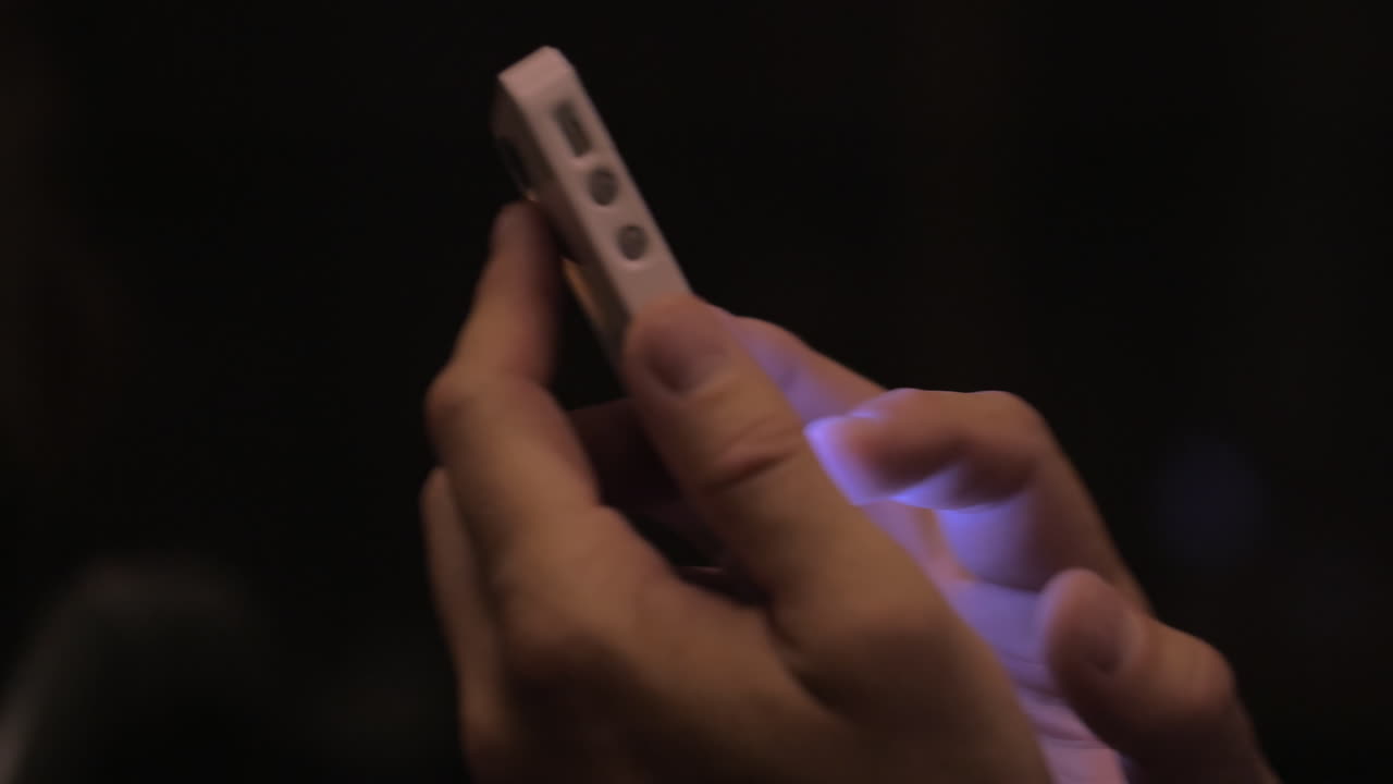 hombre con teléfono móvil viajando en autobús por la noche