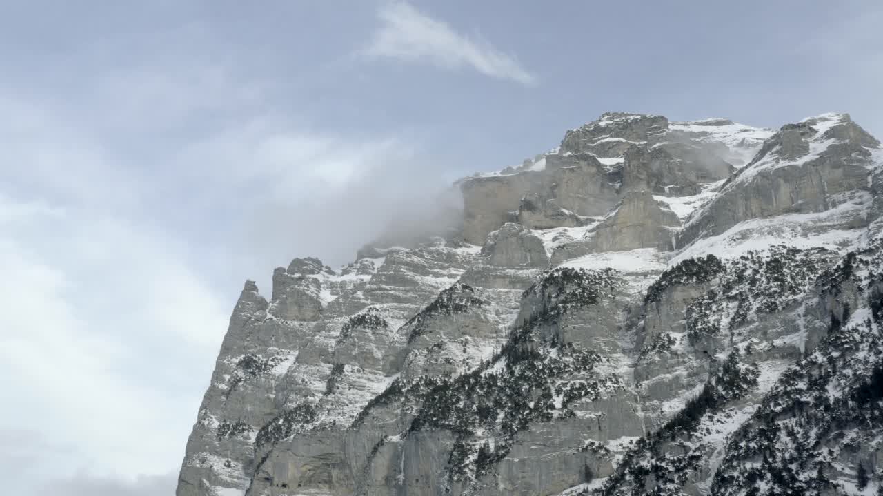 беспилотный аэрофотоснимок лаутербруннена в окружении горы эйгер в швейцарских альпах