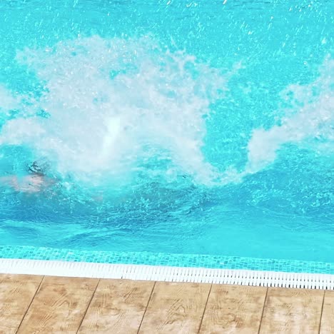 tres niños felices cerca de la piscina