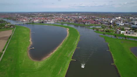 explore impresionantes vistas aéreas de barcos que se deslizan a lo largo de los ríos con paisajes urbanos en el fondo