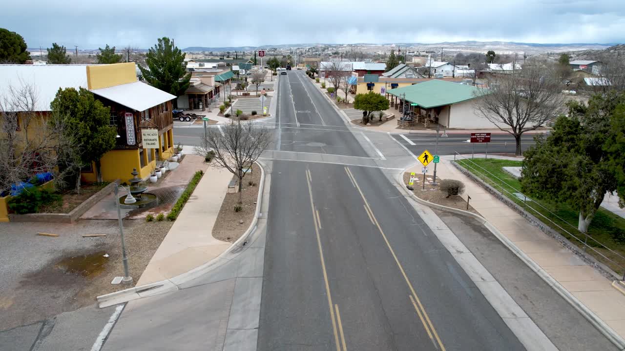 캠프 베르데 애리조나에서 우리와 애리조나 깃발을 공중으로 밀다