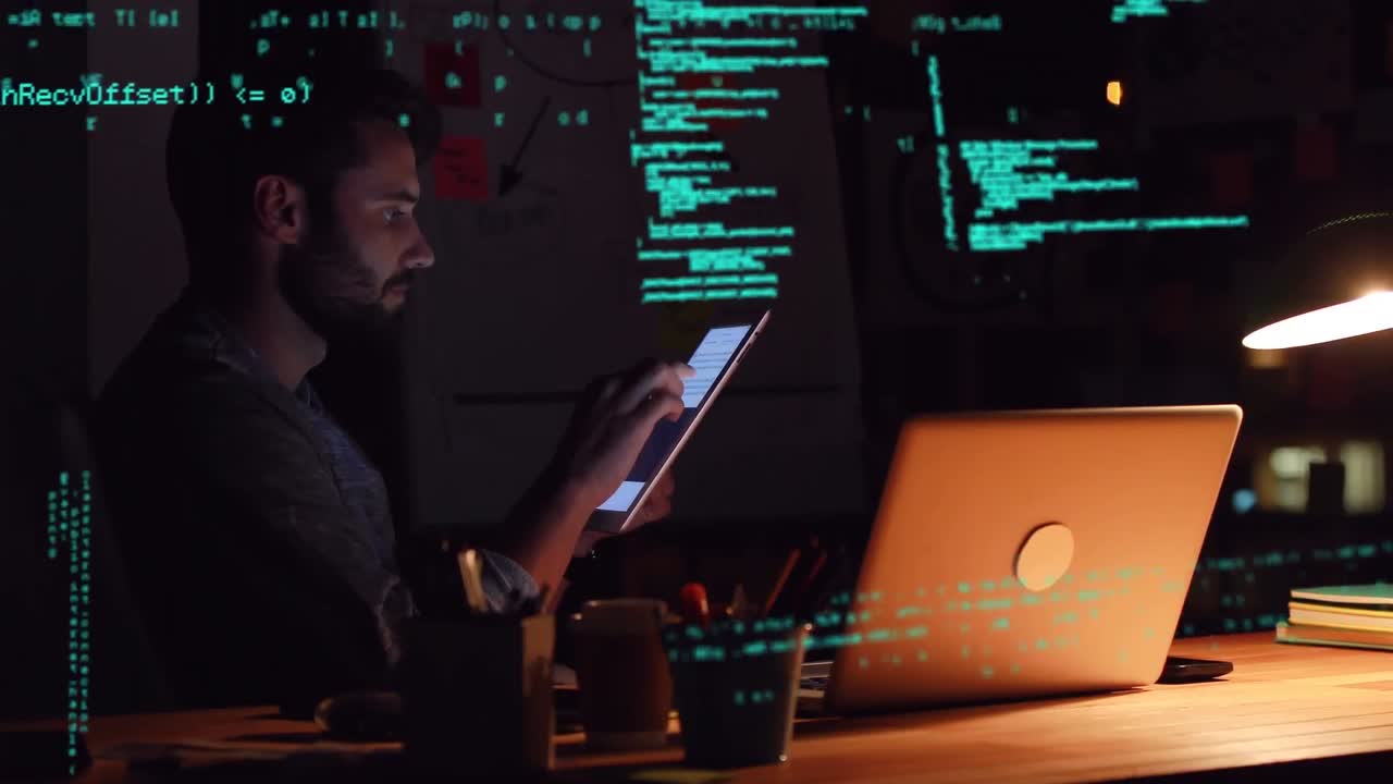 animación del procesamiento de datos sobre un empresario caucásico usando tableta y computadora portátil