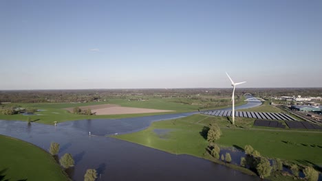 Aproximación-Aérea-Lenta-De-Un-Aerogenerador-En-Los-Países-Bajos-Junto-Al-Encuentro-Del-Río-Twentekanaal-Con-Ijssel