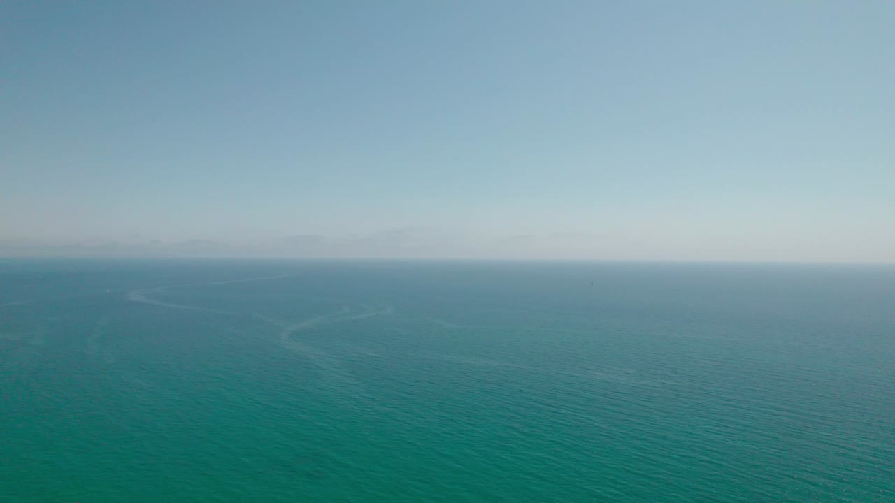 바다 위를 날아다니며 끝없는 지평선, 우리 아래, 오직 푸른 깊이.