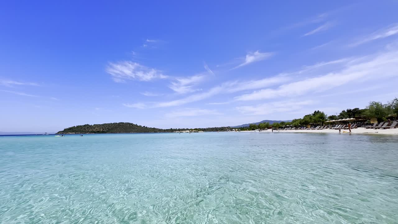 그리스 할키디키 반도의 청정 파란 발 해변