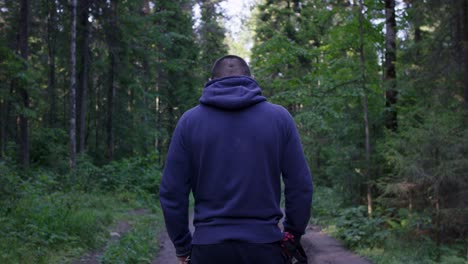 hombre caminando por un bosque