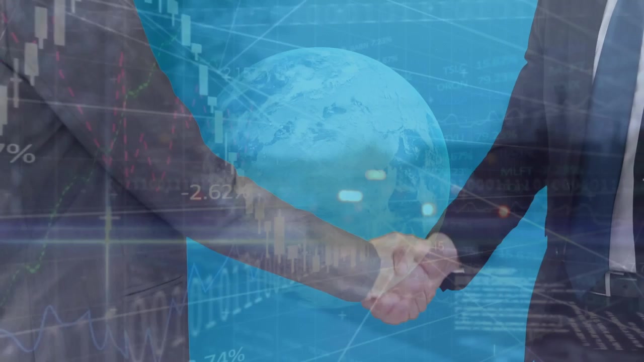 Animazione di grafici, globo, linguaggio di programmazione, parte centrale del corpo di imprenditori caucasici che si stringono la mano.