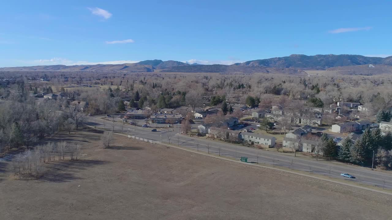 Fort Collins Colorado menghadap ke pegunungan dekat stadion pada akhir tahun 2020.