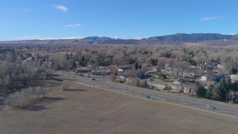 fort collins colorado mirando hacia las montañas cerca del estadio a finales de 2020
