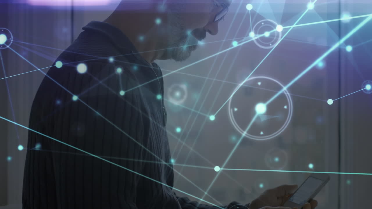 animación de redes de conexiones con iconos sobre el hombre usando teléfono inteligente
