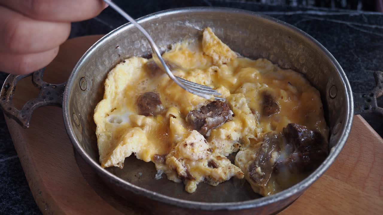 고기 가득 찬 터키식 고기 요리를 먹는 사람