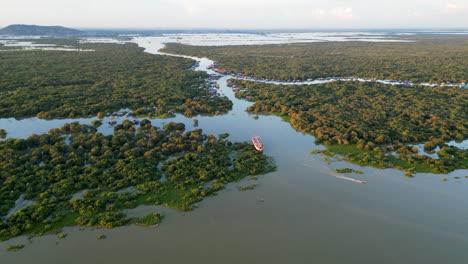 Flussboote-Befahren-Den-Kanal-In-Siem-Reap,-Kambodscha