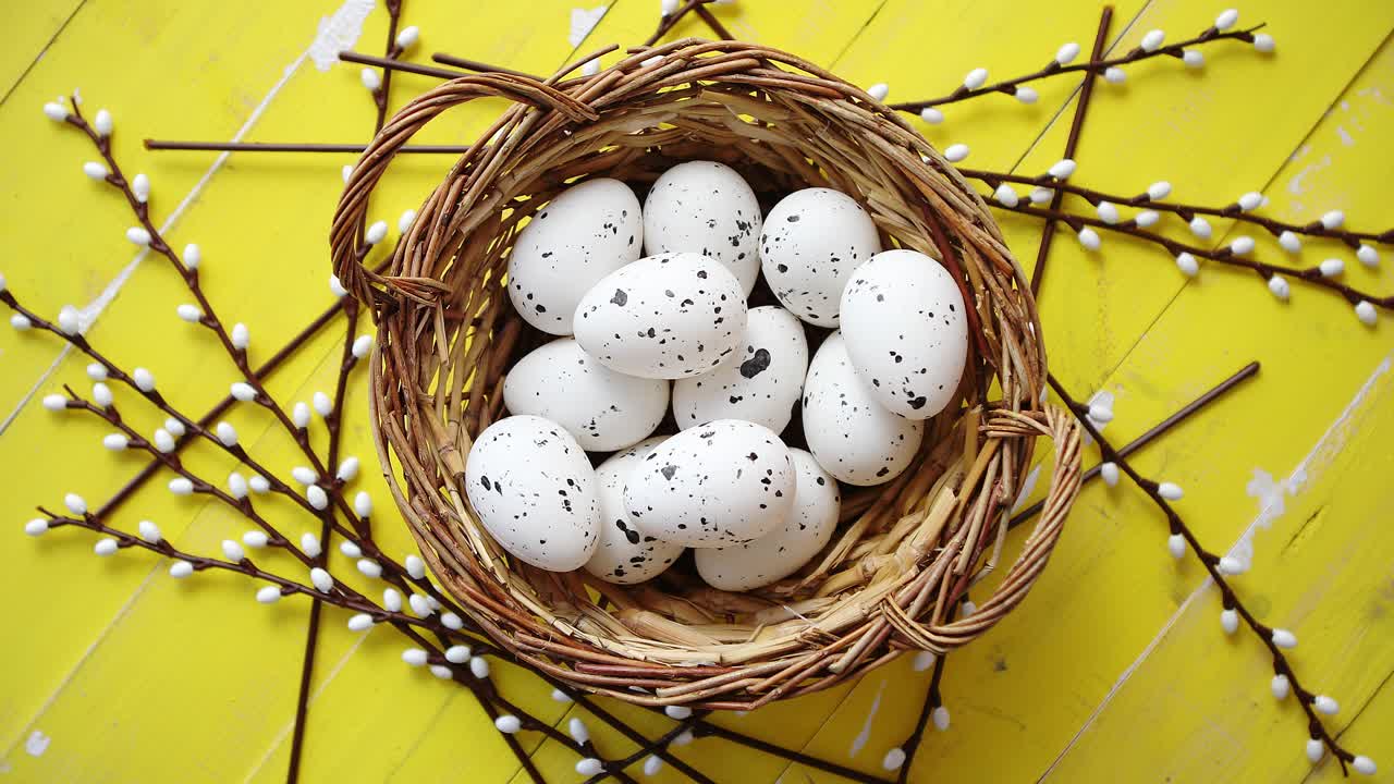 갈색 고리 버들 바구니에 전체 닭고기 계란 부활절 휴일의 개념