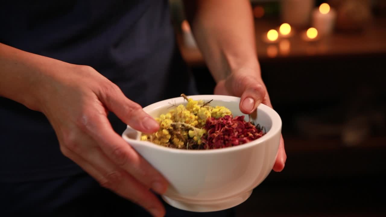 preparación de mezclas de hierbas en mortero y pestillo