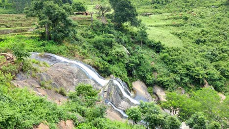 Una-Pequeña-Cascada-En-La-India-Rural