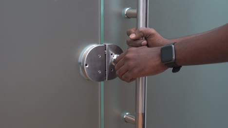 lock-the-door-wide-view-glass-to-glass-lock