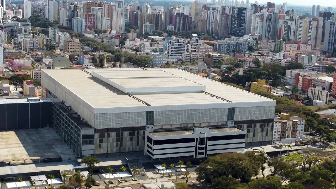 Curitiba, Paraná, Brasil. Paisagem panorâmica de avenida icônica e edifícios no centro da cidade em dia ensolarado