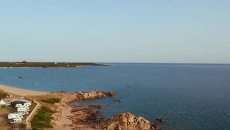 撒丁島平靜的海岸,靠近岩石海岸的露營地,空中向前