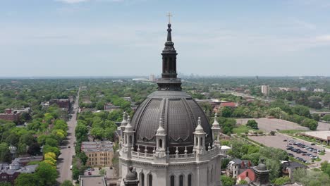 Toma-Panorámica-De-Paralaje-De-Primer-Plano-Aéreo-Alrededor-De-La-Cúpula-De-La-Catedral-De-San-Pablo-En-Minnesota