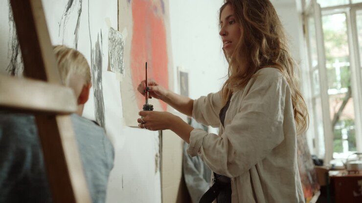 Donna creativa che disegna sulla tela. Pittrice che parla nello studio d'arte.