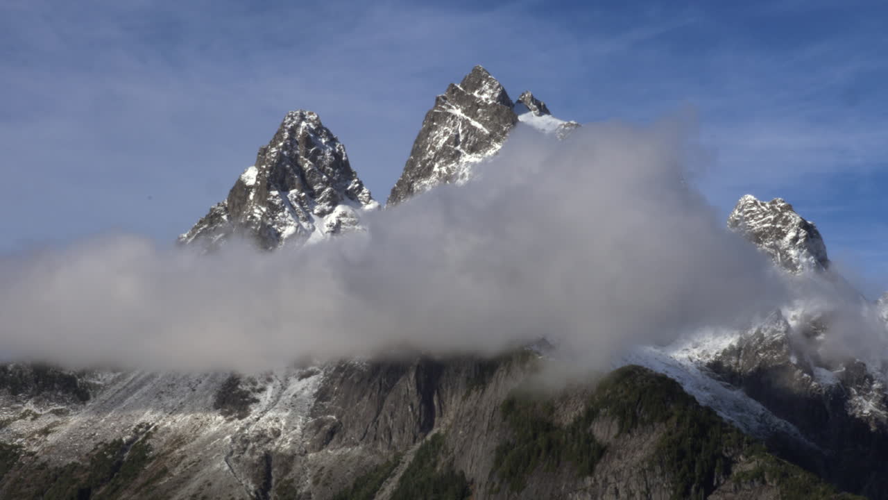 캐나다 bc주 밴쿠버, 펨버턴, 휘슬러, 스쿼미시의 푸른 하늘을 배경으로 눈 덮인 바위산 정상에 생생한 구름