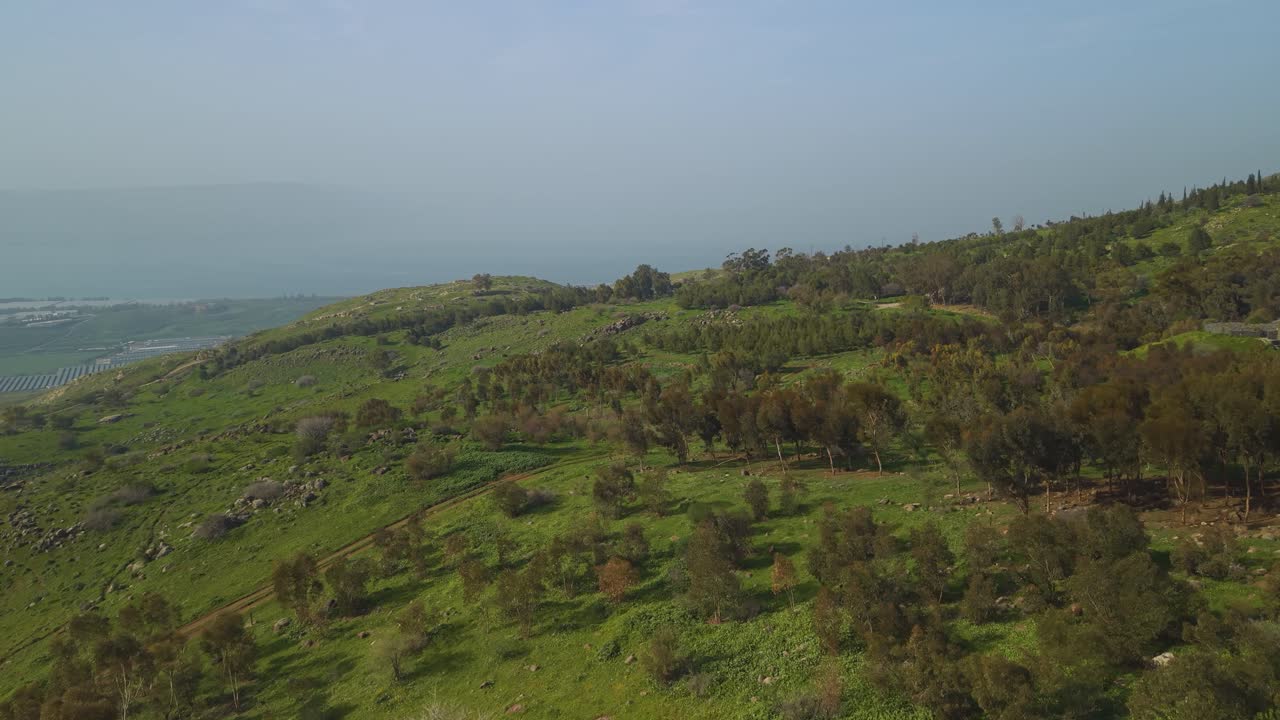 Hutan di selatan Golan Israel memberikan pemandangan megah cakrawala berkabut di atas Danau Kinneret.
