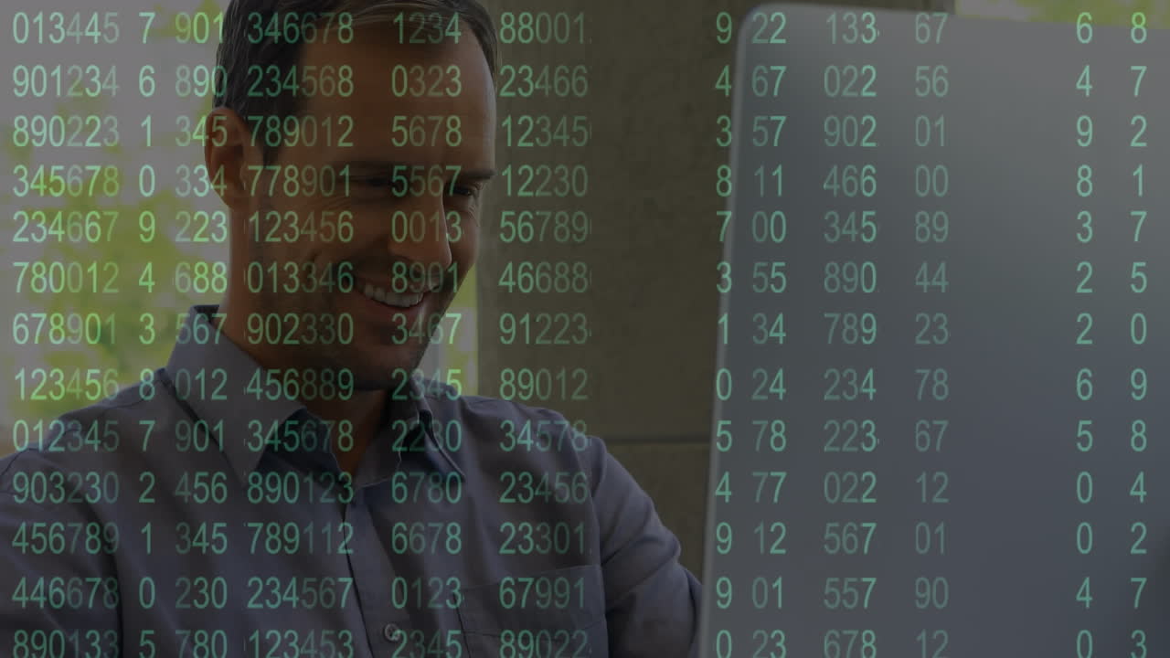 animación del procesamiento de datos sobre un empresario caucásico sonriente en la oficina