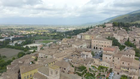 Aerial-Pullback-Reveals-Spello,-Italy-on-Cloudy-Day-in-Autumn