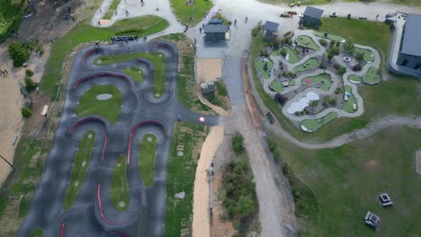 미니 골프 코스에서 bmx  ⁇ 프 트랙과 산악 자전거 리프트를 갖춘 스웨덴 리조트