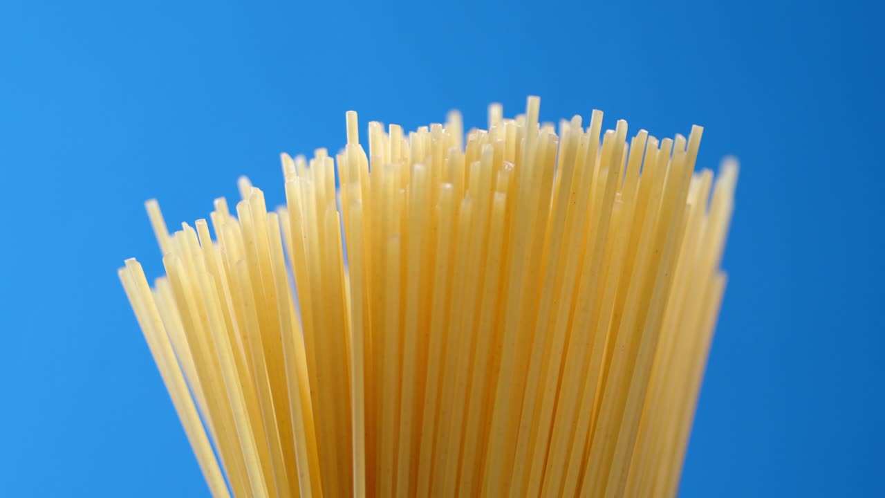la pasta de espagueti seca girando lentamente.