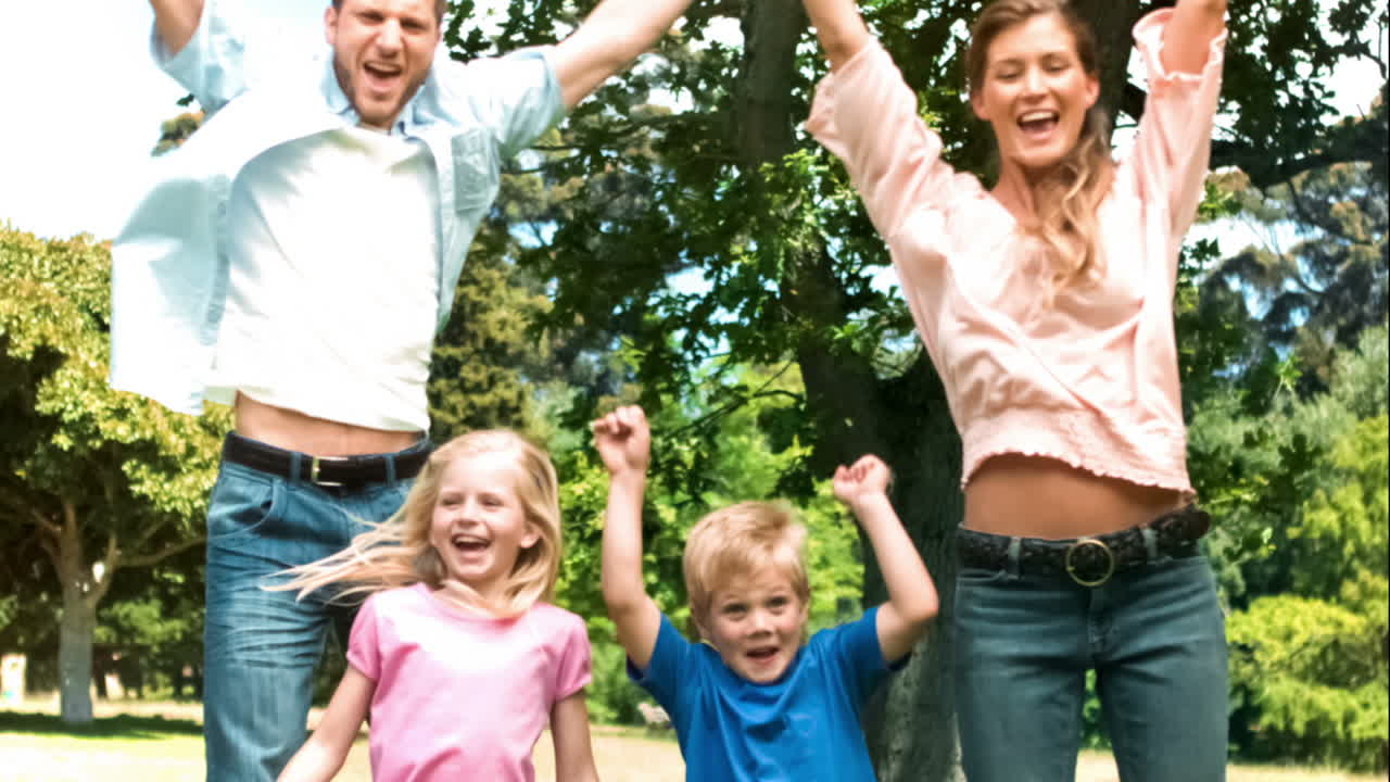 가족이 함께 느린 동작으로 점프하는 것