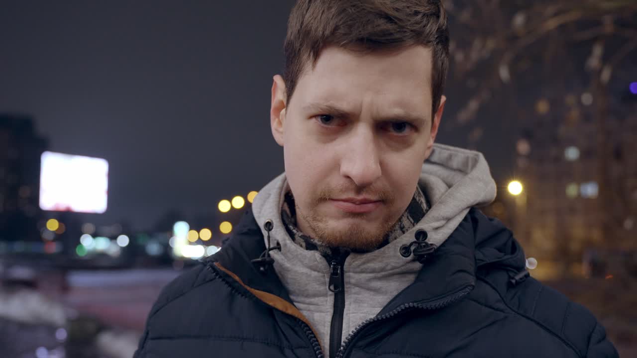 왼쪽 상단 모서리에 텍스트 공간이 있는 근접 촬영 초상화의 심각한 화난 남자