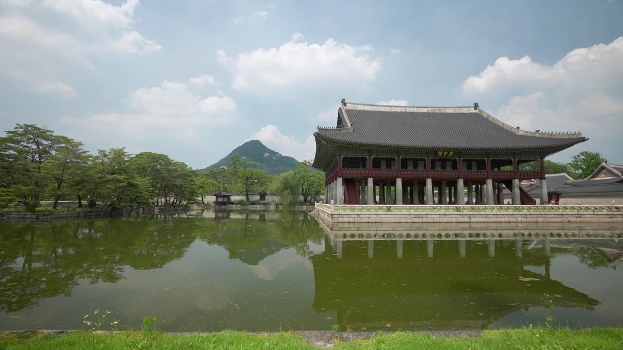 pabellón gyeonghoeru en el palacio gyeongbokgung amplio paisaje con lago en un día nublado de verano