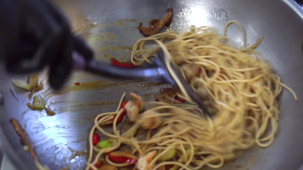Spaghetti con gamberi saltati