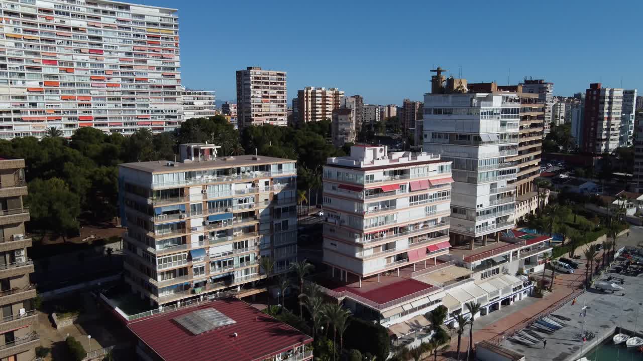 Revelação aérea da área da marina em La Albufereta, Alicante, Espanha
