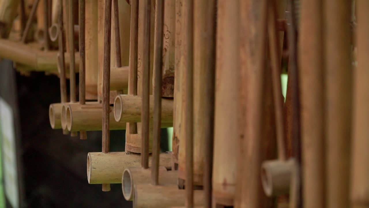 앙클룬 (angklung) 은 인도네시아 의 전통 음악 악기 이다.