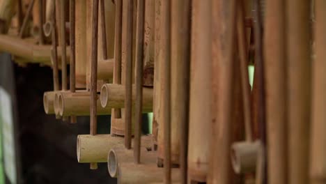 angklung, instrumento de música tradicional indonesio colgado en una fila