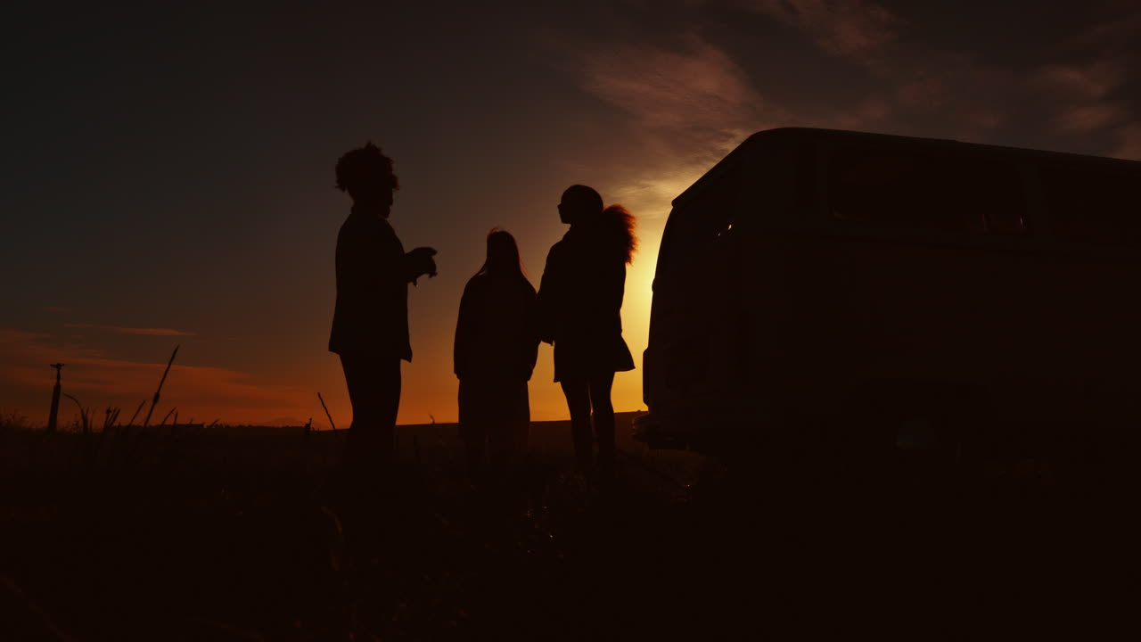 Batti il cinque, silhouette e viaggio di gruppo in furgone