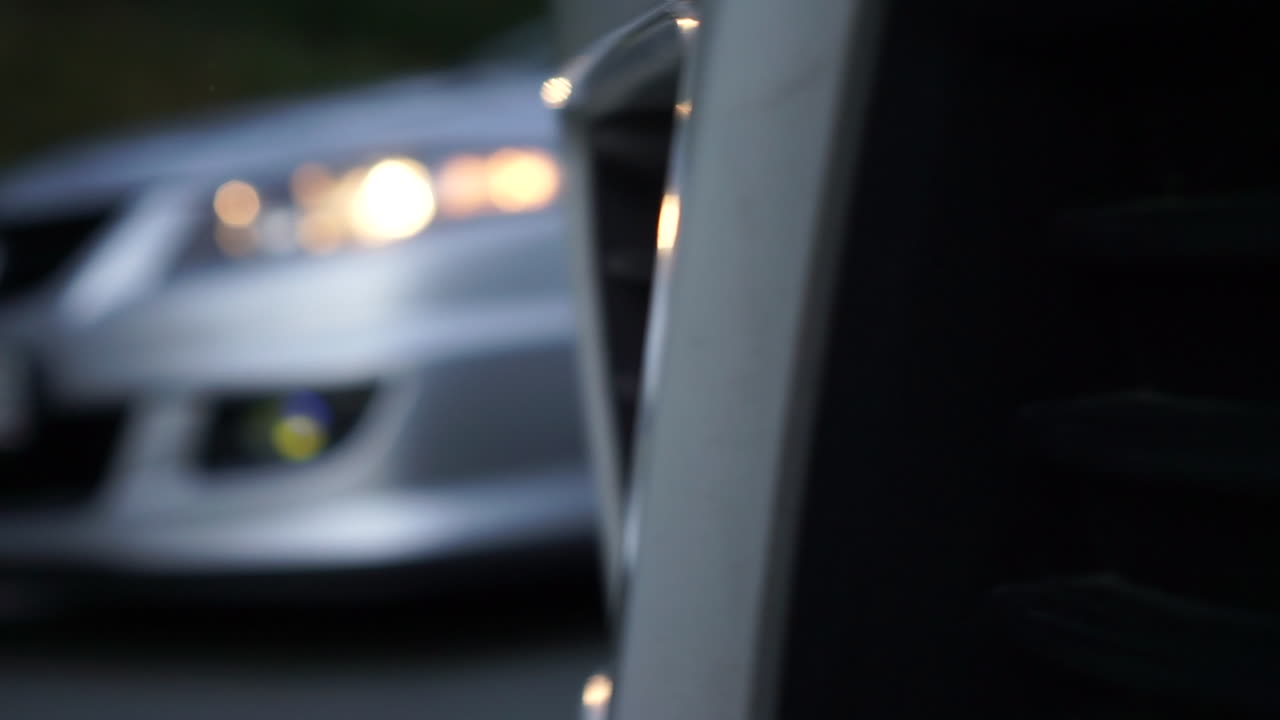 은색 세단의 면 뷰의 클로즈업